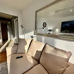 View Metro Wifi 1gb 80'tv Netflix Disney+ Hbo Apartment Warsaw