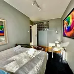 View Metro Wifi 1gb 80'tv Netflix Disney+ Hbo Apartment *