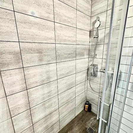 View Metro Wifi 1gb 80'tv Netflix Disney+ Hbo *