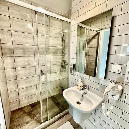 View Metro Wifi 1gb 80'tv Netflix Disney+ Hbo * Warsaw