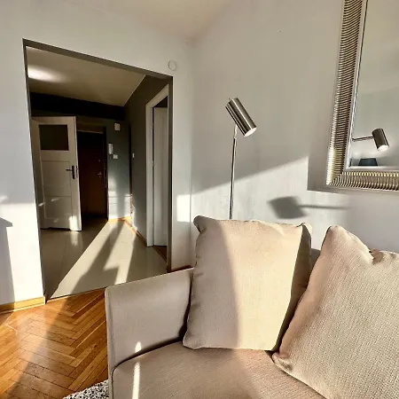 View Metro Wifi 1gb 80'tv Netflix Disney+ Hbo Warsaw