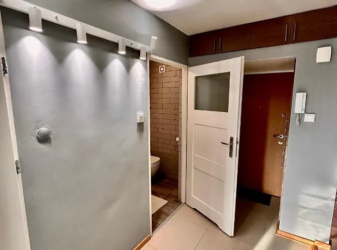 View Metro Wifi 1gb 80'tv Netflix Disney+ Hbo * Warsaw