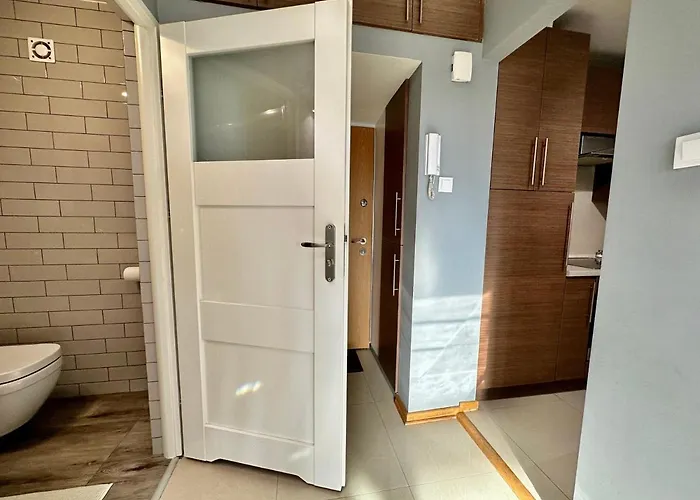 View Metro Wifi 1gb 80'tv Netflix Disney+ Hbo Warsaw