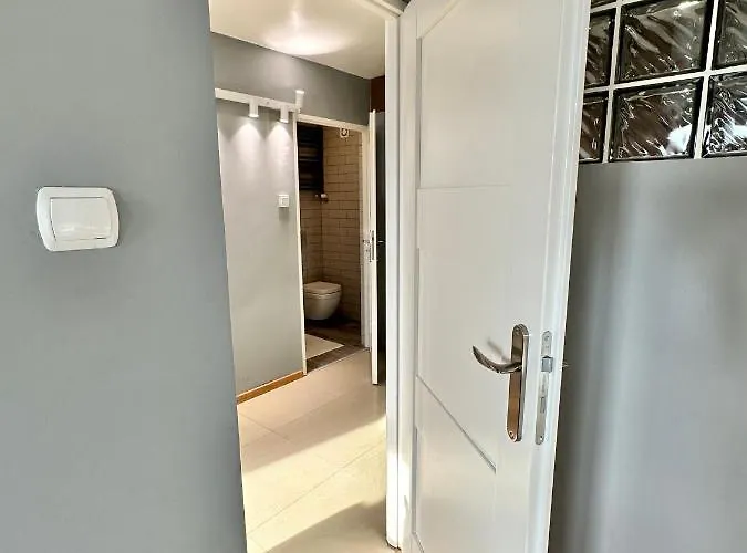 View Metro Wifi 1gb 80'tv Netflix Disney+ Hbo Warsaw