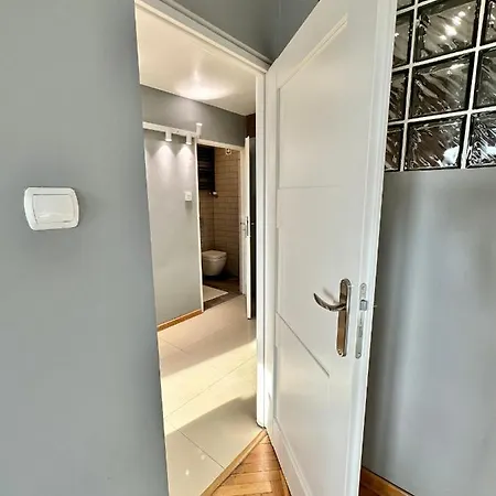 View Metro Wifi 1gb 80'tv Netflix Disney+ Hbo Varsóvia